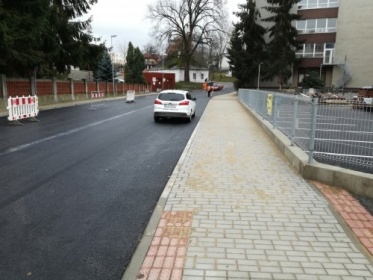 Chodník podél silnice III/01935 v Pelhřimově v Řemenovské ulici
