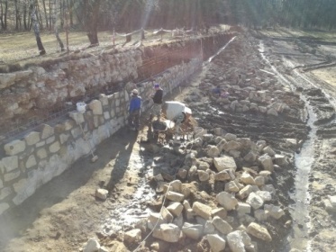 Oprava hráze malé vodní nádrže v Úsobí